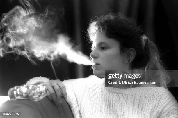 Young Rural Smokers 68 Semiluxury Foods Photos & High Res Pictures - Getty Images