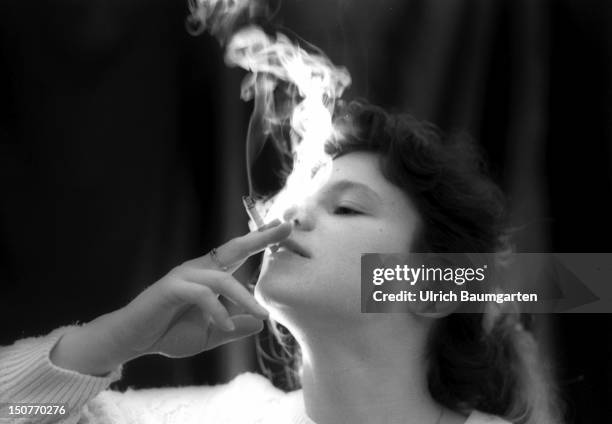 Young Rural Smokers 68 Semiluxury Foods Photos & High Res Pictures - Getty Images