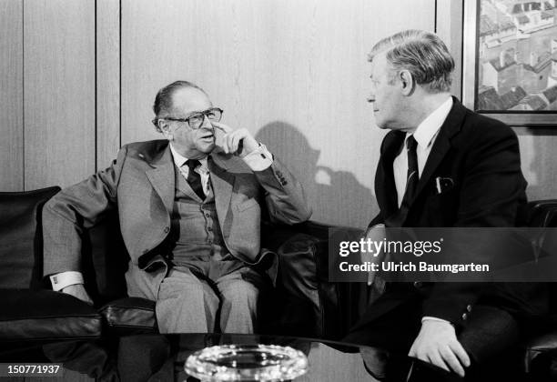 German Federal Chancellor Helmut SCHMIDT ) SPD) and the Austrian Federal Chancellor DR Bruno KREISKY during a meeting in 1982.