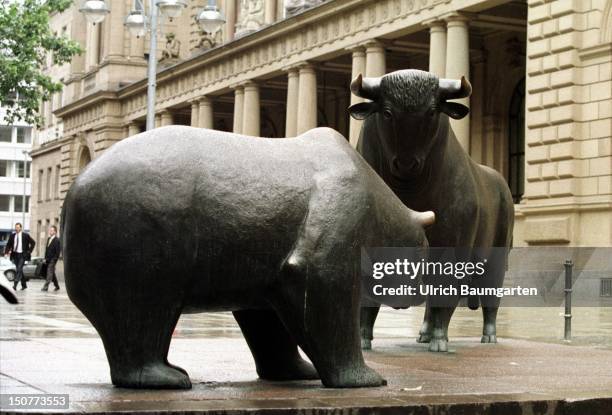 Bull and Bear in front of the German stock exchange in Frankfurt.