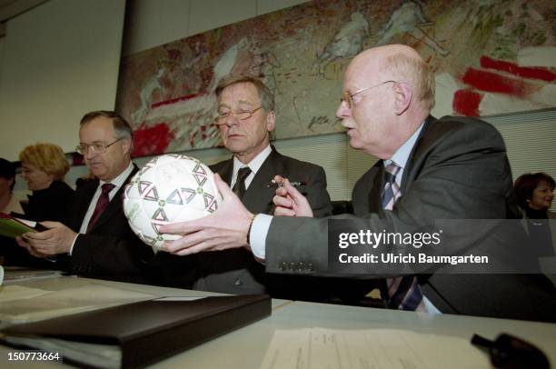 Hans EICHEL , Federal Finance Minister, Wolfgang CLEMENT , Federal Minister for Economics and Labour, and Peter STRUCK , Federal Minister of Defence,...