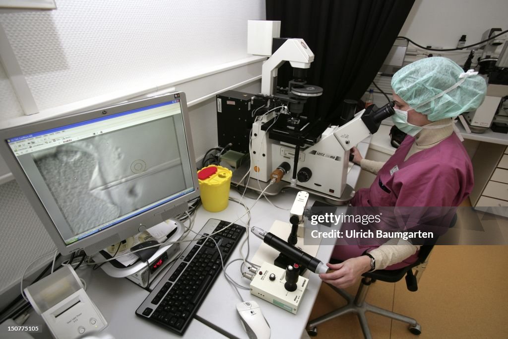 GERMANY, BONN, University Women's Hospital Bonn, Department of Endocrinology and Reproductive Medicine, Our picture shows artificial fertilization after ICSI (intracytoplasmic sperm injection), lab technician at the microscope.