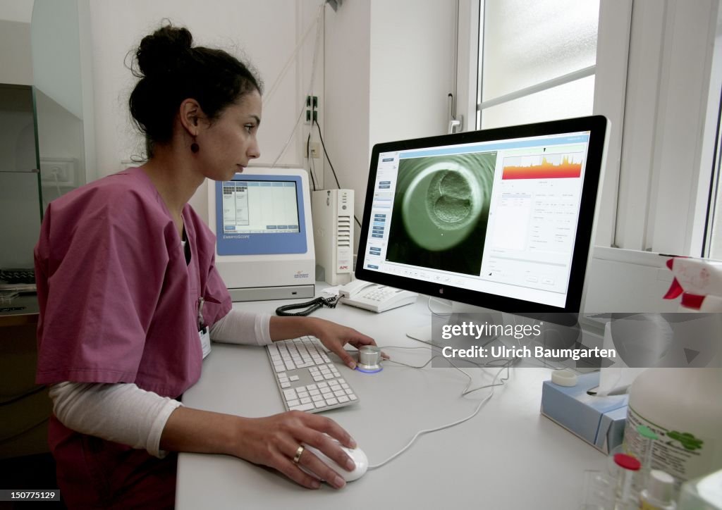 GERMANY, BONN, University Women's Hospital Bonn, Department of Endocrinology and Reproductive Medicine, Our picture shows artificial fertilization after ICSI (intracytoplasmic sperm injection), laboratory assistant at the embryo scope, The Scope is a...
