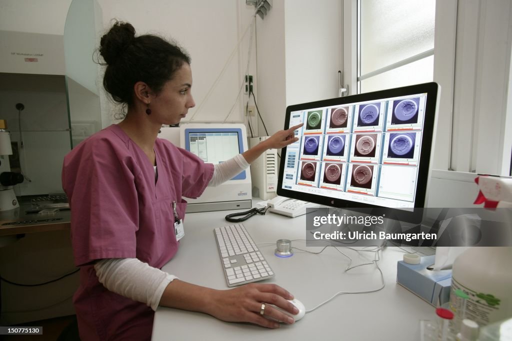 GERMANY, BONN, University Women's Hospital Bonn, Department of Endocrinology and Reproductive Medicine, Our picture shows artificial fertilization after ICSI (intracytoplasmic sperm injection), laboratory assistant at the embryo scope, The Scope is a...