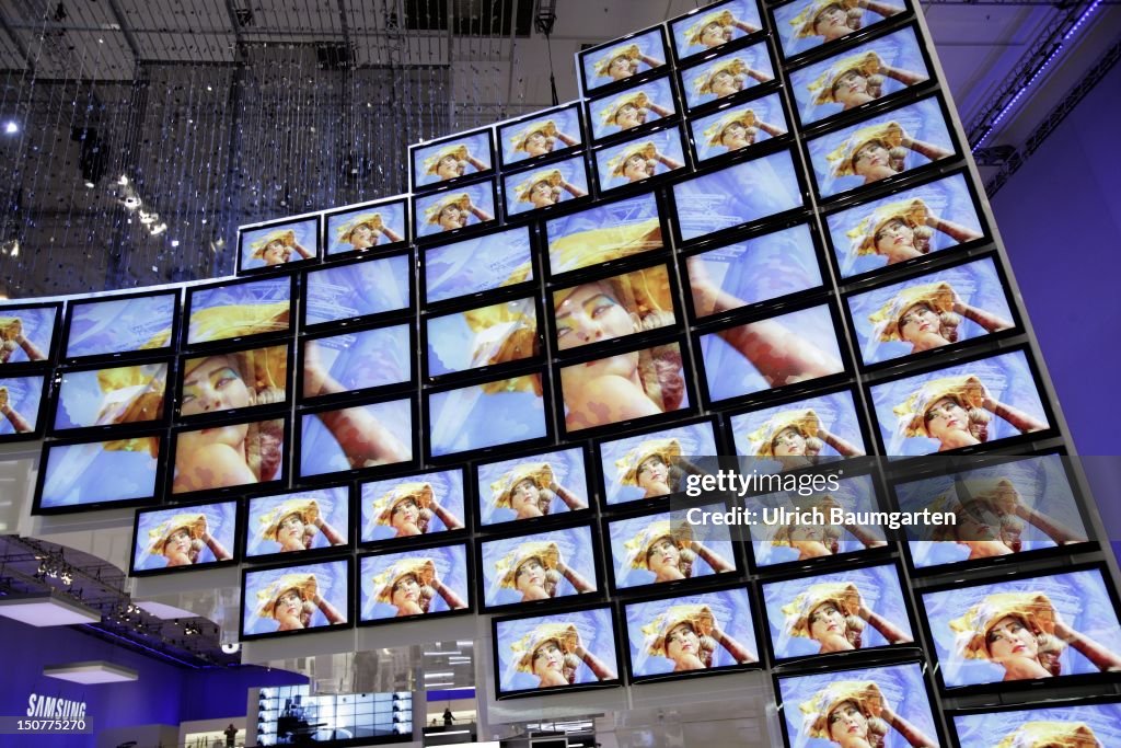 GERMANY, BERLIN, IFA Berlin 2008 - International trade fair for Consumer Electronics in Berlin, Our picture shows flat screens at the Samsung-stand.