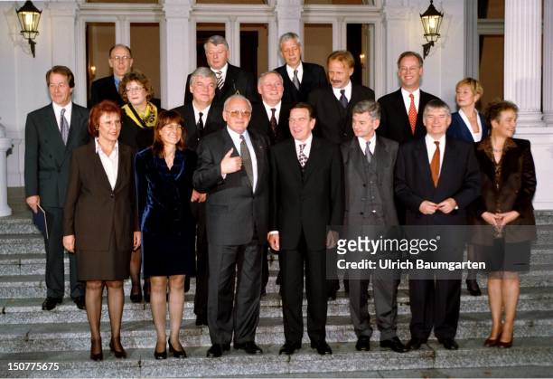 Official "family photo" during the first visit of the new government at Federal President Roman HERZOG in the Villa Hammerschmidt, Our picture shows...
