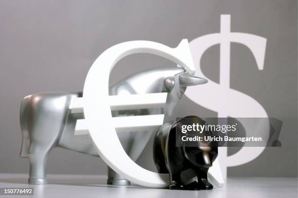 Figures of bull and bear with an Euro and US Dollar sign.
