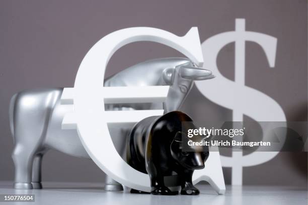 Figures of bull and bear with an Euro and US Dollar sign.