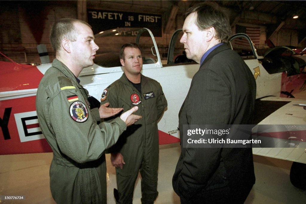 Volker RUEHE in the USA from the 03,01,- : Our picture shows Federal Defence Minister Volker RUEHE in Pensacola (Florida), He is involved in a discussion with a German (l,) and an American air force soldier within the Pansacola Naval Air Station.