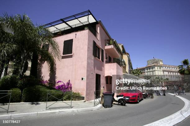 In this building, the painter, photographer and gallery owner Walter BONDY lived in the 1930s in Sanary-sur-Mer at the Southern French Riviera,...