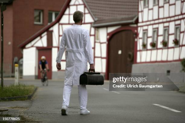 Germany, Feature to the topic - shortage of doctors in the country, Our picture shows a country doctor in front of a half-timber house, Feature zum...