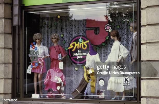 Shop window of a boutique in Eastern Berlin and "35 Jahre DDR" and "Hits im Jubilaeumsjahr" buttons.