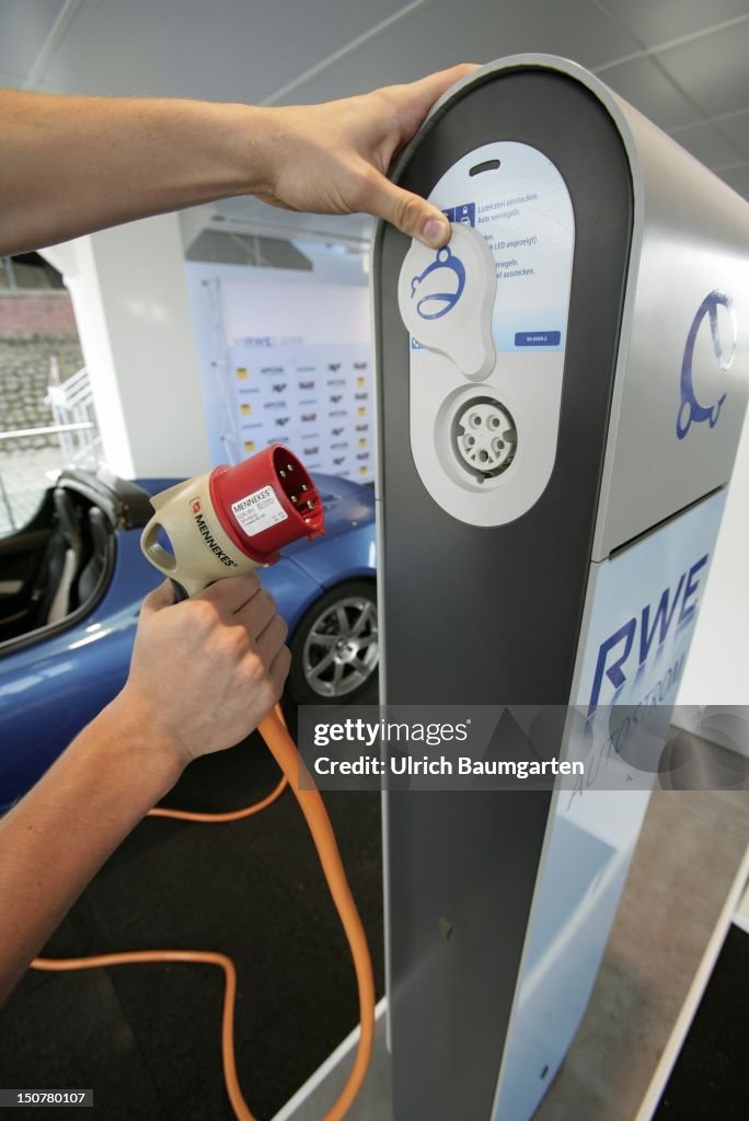 GERMANY, DUESSELDORF, RWE presents during a roadshow the filling station of the future, Our picture shows electric filling station of RWE.