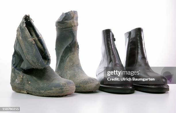 Dirty boots and clean shoes, Symbol: worker and management.