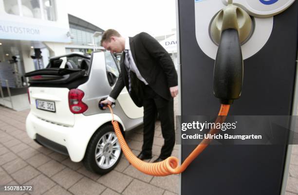 Internationale Automobil-Ausstellung - International Motor Show - in Frankfurt Main, Our picture shows an E-Smart at charging station.