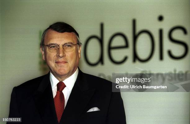 Klaus MANGOLD, chairman of the board of management of the DaimlerChrysler Services Plc, in front of the debis logo.