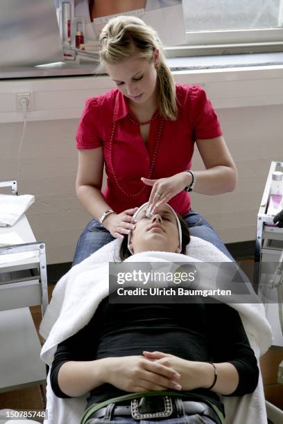 Cosmetician who's being trained at the - Bildungszentrum Butzweiler Hof der Handwerkskammer Koeln -.