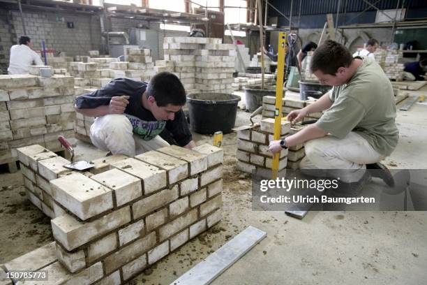 Bricklayer who's being trained at the - Bildungszentrum Butzweiler Hof der Handwerkskammer Koeln -.