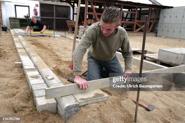 Roadbuilder who's being trained at the - Bildungszentrum Butzweiler Hof der Handwerkskammer Koeln -.