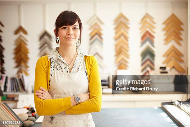 picture framer in her shop - unternehmer stock-fotos und bilder