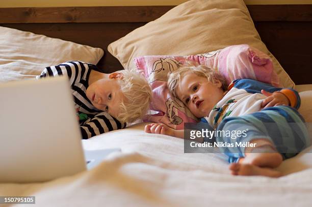 sleepy twins at computor - computor bildbanksfoton och bilder
