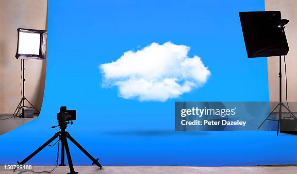 cloud computing in photography studio - dietro le quinte concetto foto e immagini stock
