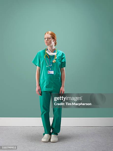 portrait of a female sugeon - vestimenta de hospital fotografías e imágenes de stock