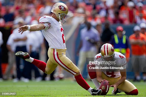 Place kicker David Akers of the San Francisco 49ers makes a 32-yard field goal on a hold by punter Andy Lee during the fourth quarter of a pre-season...