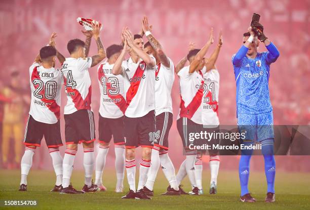 Players of River Plate greets the fans prior a match between River Plate and Colon as part of Liga Profesional Argentina 2023 at Estadio Mas...