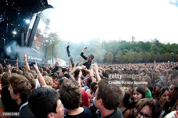General view of the crowd during the 10th annual Rock En Seine Festival at the Domaine National de Saint-Cloud park on August 26, 2012 in Paris,...