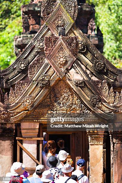 crowds try to enter through a temple gate. - banteay srei stock pictures, royalty-free photos & images