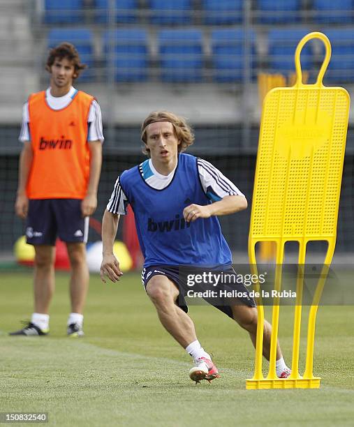 Modric Exercise Luka Modric Signs For Real Madrid Photos and Premium High Res Pictures ...