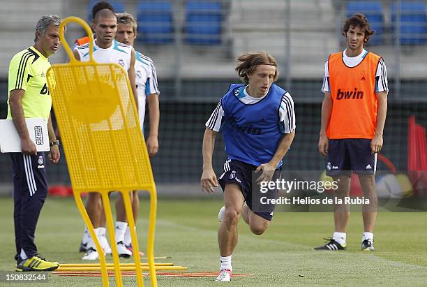 Modric Exercise Luka Modric Signs For Real Madrid Photos and Premium High Res Pictures ...