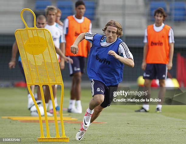 Modric Exercise Luka Modric Signs For Real Madrid Photos and Premium High Res Pictures ...