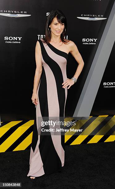 Perrey Reeves arrives at the Los Angeles Premiere of 'Total Recall' at Grauman's Chinese Theatre on August 1, 2012 in Hollywood, California.