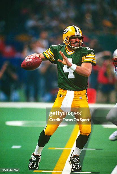 Brett Favre of the Green Bay Packers drops back to pass against the New England Patriots during Super Bowl XXXI on January 26, 1997 at Louisiana...