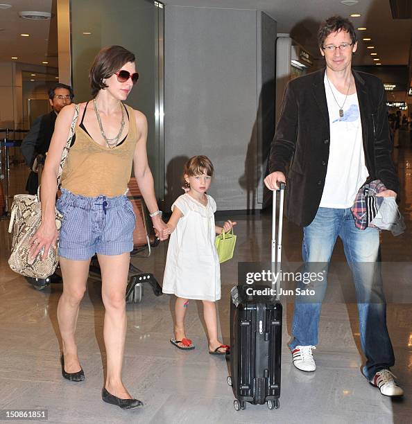 12 Milla Jovovich Family Arrives In Tokyo Stock Photos High Res 12-milla-jovovich-family-arrives-in-tokyo-stock-photos-high-res