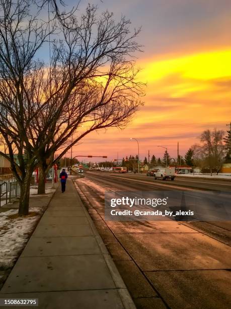 canadian rush hour sunset - calgary skyline stock pictures, royalty-free photos & images