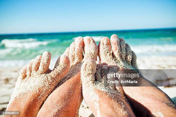 entspannung am strand - pretty toes and feet stock-fotos und bilder