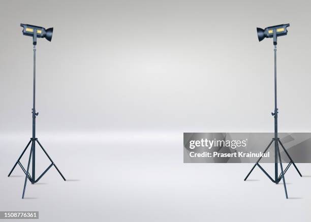 studio lighting equipment and white background - spotlight filme stock-fotos und bilder