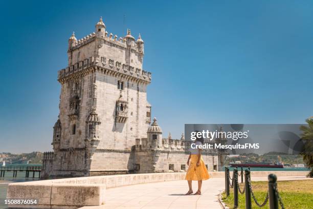 turista en la torre de belem - lugar famoso internacional fotografías e imágenes de stock