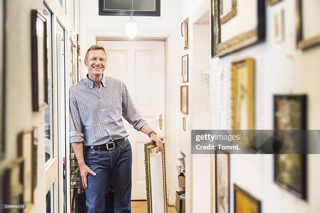 Kunstsammler in alten Apartment-Korridor