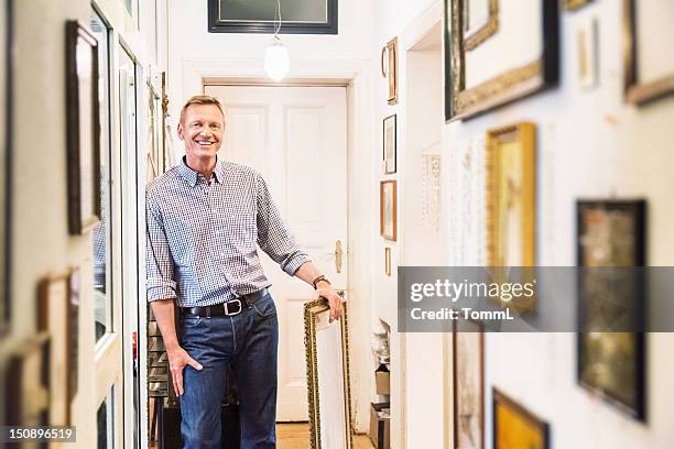 art collector in old apartment corridor - display stockfoto's en -beelden