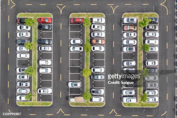 overhead shot of large outdoor parking lot - parking space imagens e fotografias de stock