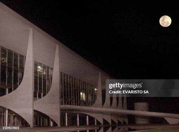 The moon illuminates the Planalto Palace, seat of the Brazilian Government, kept dark due to the energy crisis, 7 June 2001, in Brasilia, Brazil. En...