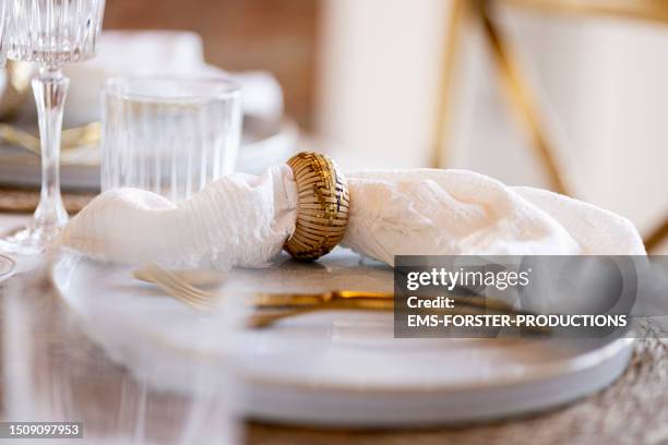 elegant table setting for a wedding event with golden cutlery. - perfect moment stock-fotos und bilder