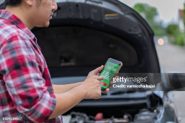jovem usa celular para ligar para seguro após acidente de carro - bumper - fotografias e filmes do acervo