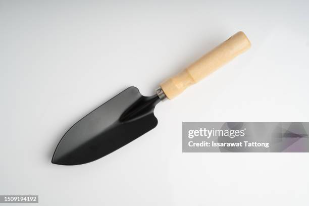 metal shovels for gardening on white background - equipamento de jardinagem imagens e fotografias de stock