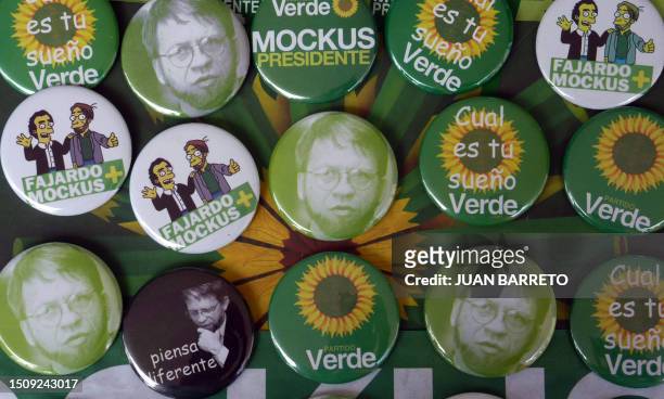 Promotional pins of Colombian presidential candidate for the Green Party Antanas Mockus, in Bogota on June 18, 2010. Mockus will face former Defense...