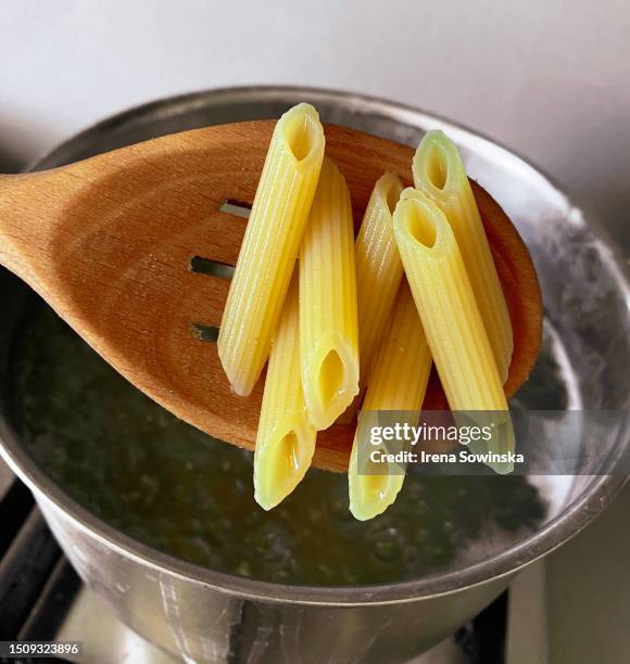 pasta cooking - macarrão mostaccioli imagens e fotografias de stock
